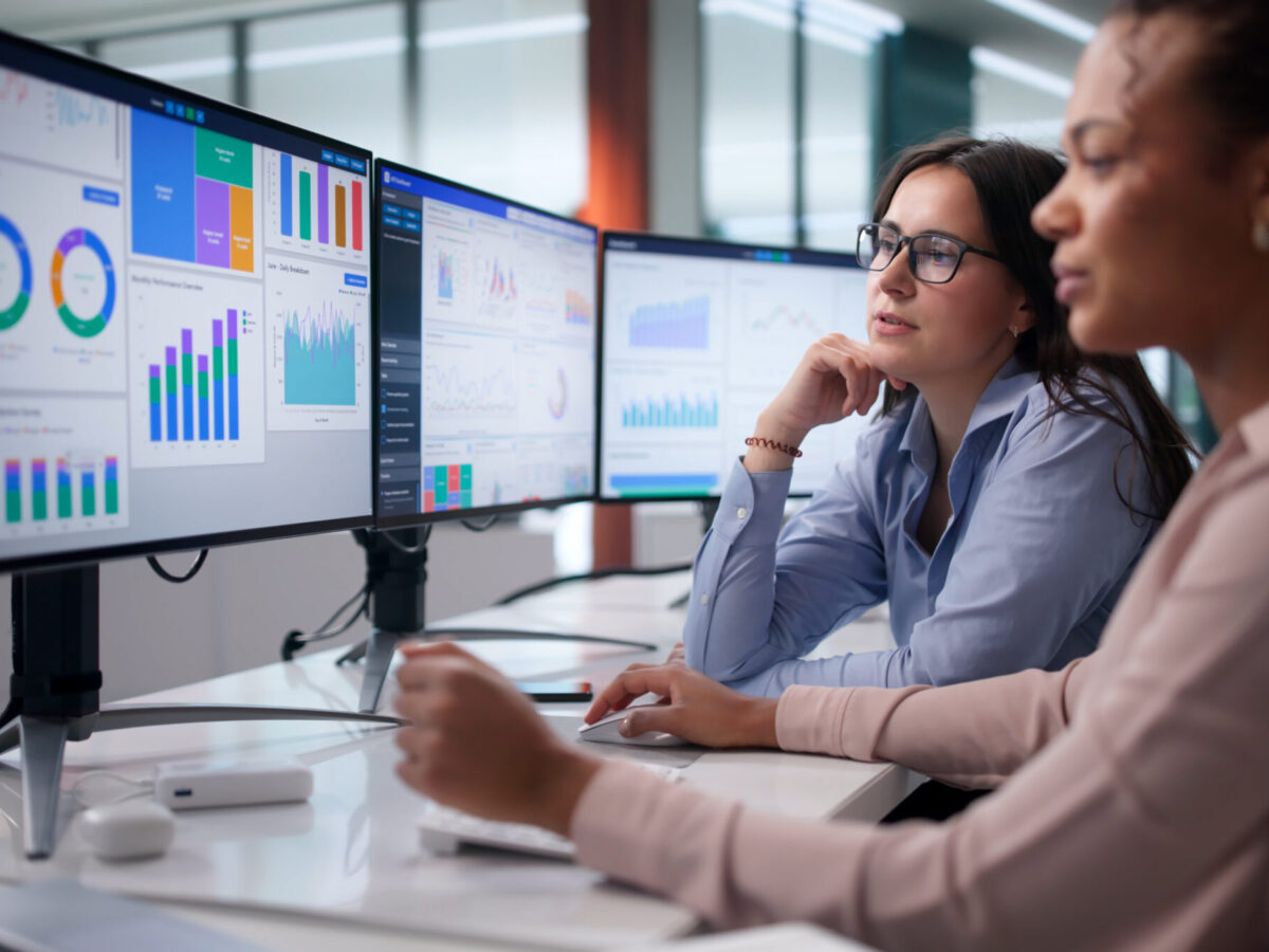 Suchmaschinenmakler Team bei der Arbeit an SEO-Dashboards